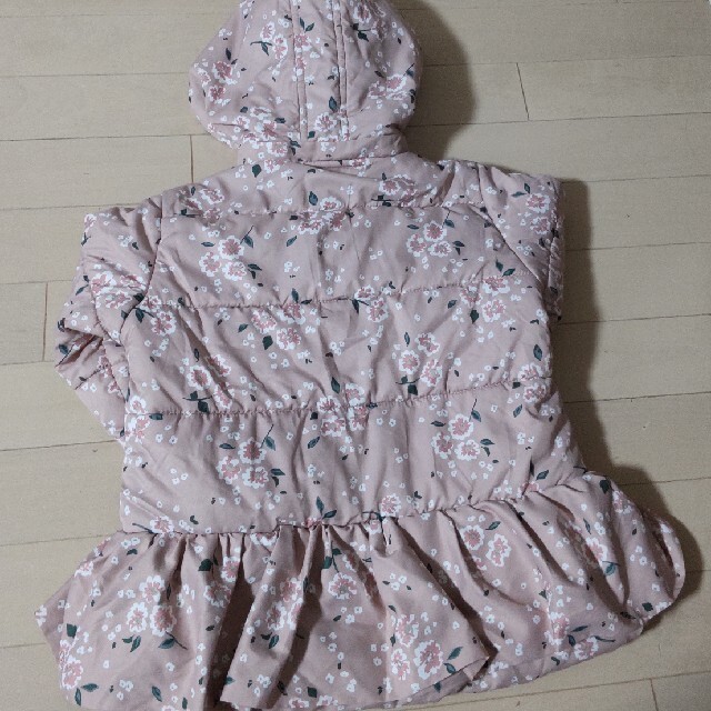 BREEZE(ブリーズ)の訳あり  ブリーズ  花柄  中綿  コート  １２０cm キッズ/ベビー/マタニティのキッズ服女の子用(90cm~)(コート)の商品写真