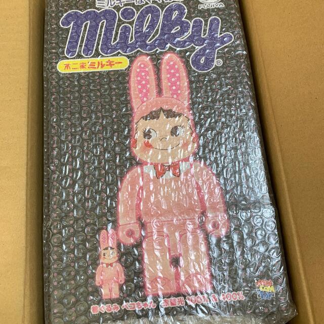 MEDICOM TOY(メディコムトイ)のBE＠RBRICK  着ぐるみ　ペコちゃん　赤蓄光　100%&400% エンタメ/ホビーのおもちゃ/ぬいぐるみ(キャラクターグッズ)の商品写真