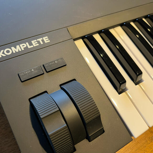 【ハタ様専用】Kompletecontrol A61 Midiキーボード 楽器のDTM/DAW(MIDIコントローラー)の商品写真