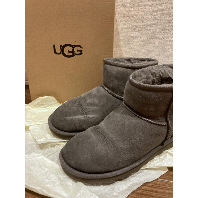 UGG(アグ)のUGG CLASSIC MINI/GREY クラシックミニ グレー23.0 レディースの靴/シューズ(ブーツ)の商品写真