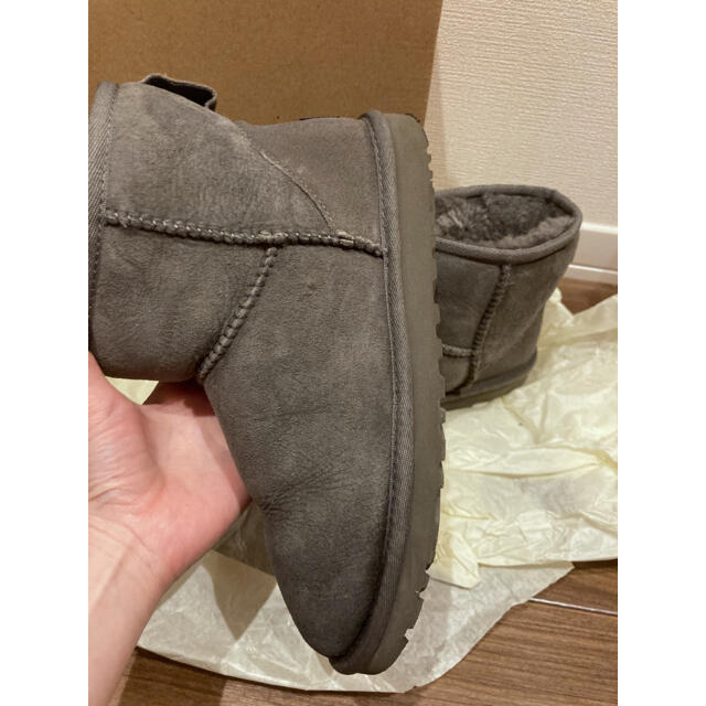 UGG(アグ)のUGG CLASSIC MINI/GREY クラシックミニ グレー23.0 レディースの靴/シューズ(ブーツ)の商品写真