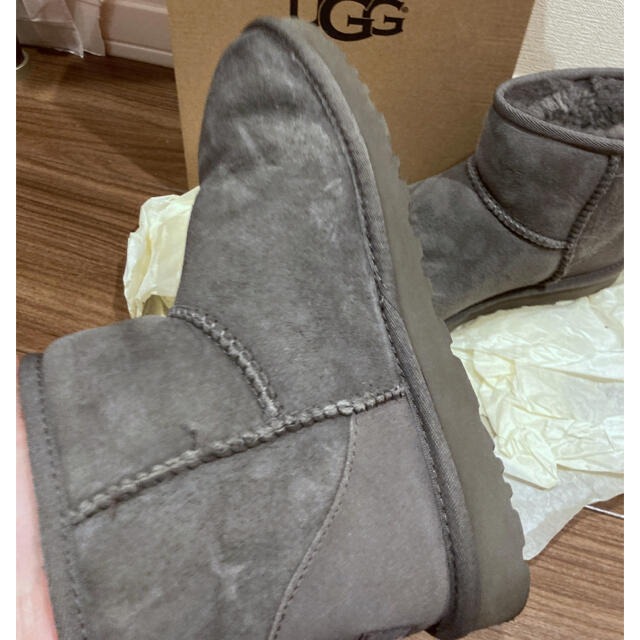 UGG(アグ)のUGG CLASSIC MINI/GREY クラシックミニ グレー23.0 レディースの靴/シューズ(ブーツ)の商品写真