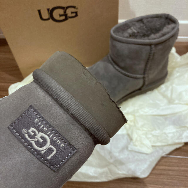 UGG(アグ)のUGG CLASSIC MINI/GREY クラシックミニ グレー23.0 レディースの靴/シューズ(ブーツ)の商品写真