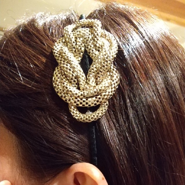 ゴールド飾りのカチューシャ/ヘッドセット レディースのヘアアクセサリー(カチューシャ)の商品写真