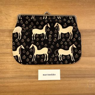 マリメッコ(marimekko)のmarimekko マリメッコ　完売　Musta Tamma 大きめがま口ポーチ(ポーチ)