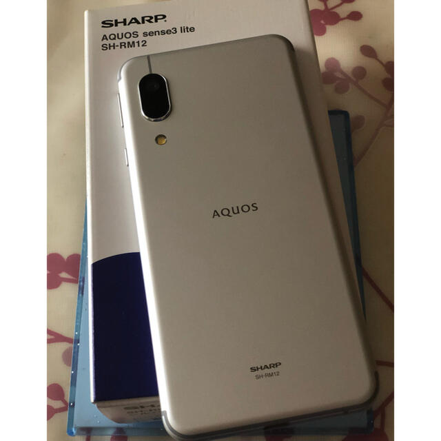 AQUOS(アクオス)のAQUOS SHARP SH-RM12 白 スマホ/家電/カメラのスマートフォン/携帯電話(スマートフォン本体)の商品写真