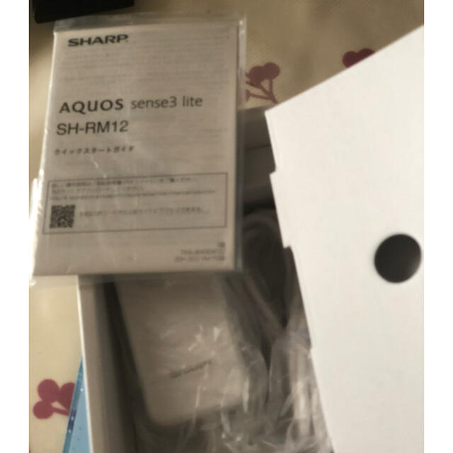 AQUOS(アクオス)のAQUOS SHARP SH-RM12 白 スマホ/家電/カメラのスマートフォン/携帯電話(スマートフォン本体)の商品写真