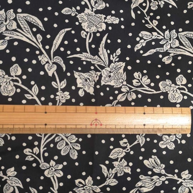 LIBERTY　ローン生地　マロリー　リバティ　110×50　ブラック ハンドメイドの素材/材料(生地/糸)の商品写真