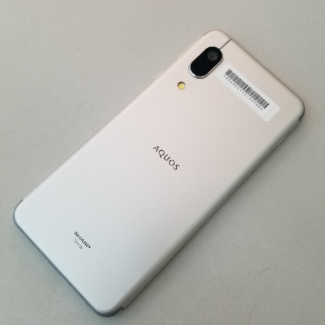 AQUOS(アクオス)のAQUOS sense Basic SHV48 au SIMロック解除済 スマホ/家電/カメラのスマートフォン/携帯電話(スマートフォン本体)の商品写真