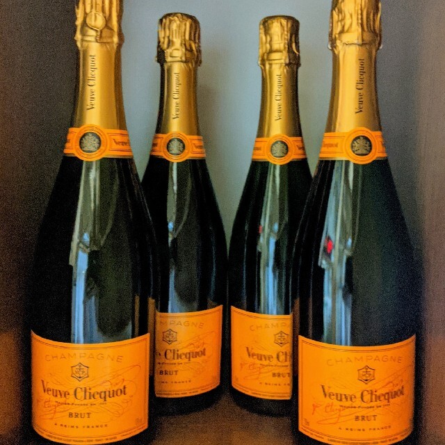 MOËT & CHANDON(モエエシャンドン)のヴーヴ・クリコ　正規品　4本（化粧箱入り） 食品/飲料/酒の酒(シャンパン/スパークリングワイン)の商品写真