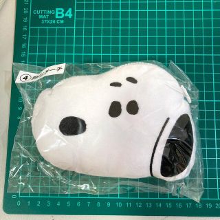 スヌーピー(SNOOPY)のすぬーぴー様専用★スヌーピー ★ くじ　顔型ポーチ★新品(キャラクターグッズ)