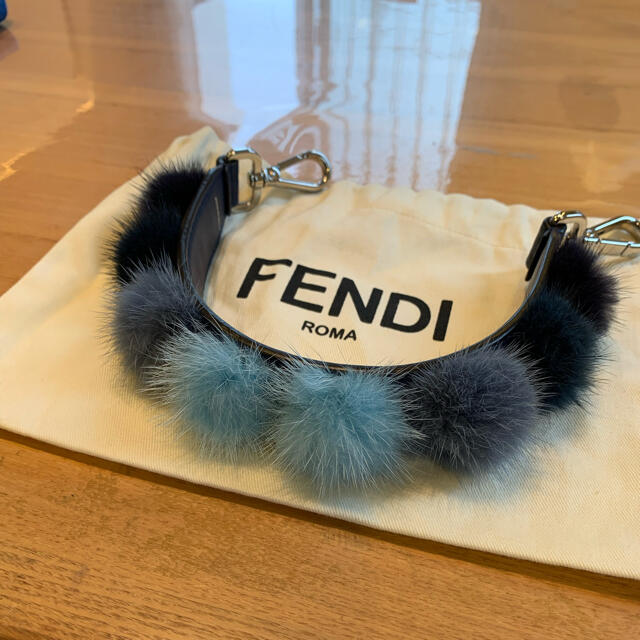 FENDI(フェンディ)の新品未使用フェンディストラップユーハンドルネイビーブルーファー レディースのファッション小物(その他)の商品写真