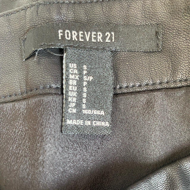 FOREVER 21(フォーエバートゥエンティーワン)のForever21 フェイクレザーミニスカート レディースのスカート(ミニスカート)の商品写真