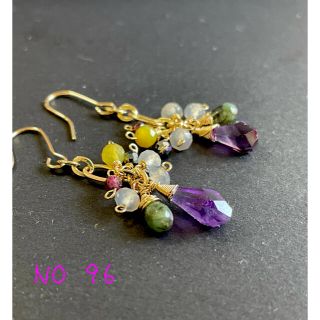 ♦︎天然石♦︎アメジストとエメラルドのピアス／イヤリング(ピアス)