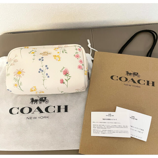 COACH(コーチ)の【新品】コーチ　ホワイト　ピンク　花柄　ポーチ　クリスマス　プレゼント　ご褒美 レディースのファッション小物(ポーチ)の商品写真