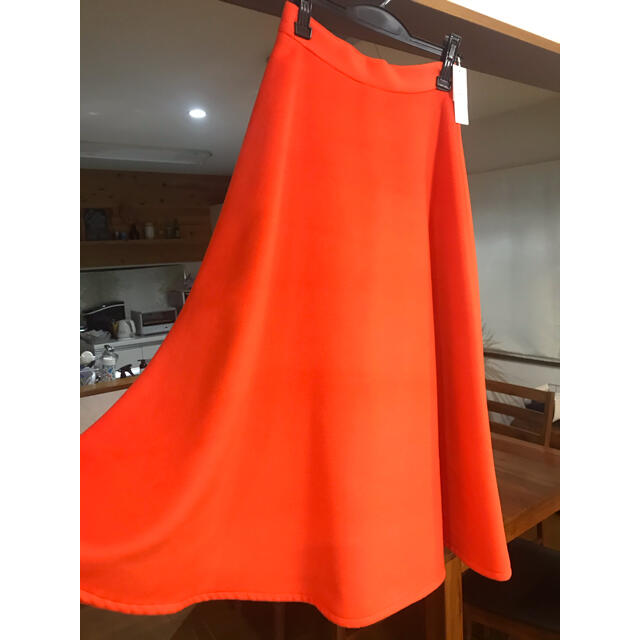 FREE'S MART(フリーズマート)のミモレ丈 スカート 新品未使用  オレンジ フリーズマート レディースのスカート(ロングスカート)の商品写真