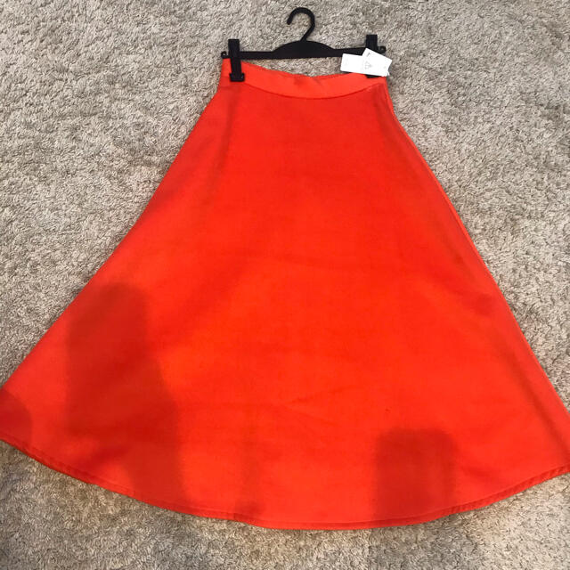 FREE'S MART(フリーズマート)のミモレ丈 スカート 新品未使用  オレンジ フリーズマート レディースのスカート(ロングスカート)の商品写真