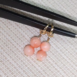 天然桃色珊瑚　4.5mm(±1mm)×2珠　ピアリングチャーム　♡とても可愛い(チャーム)