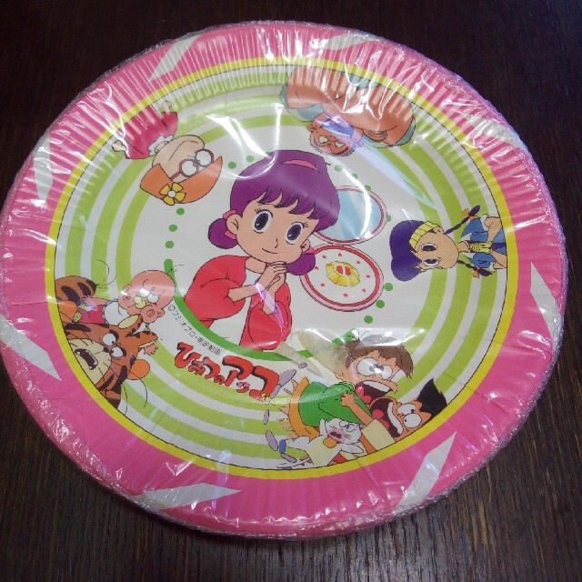 秘密のアッコちゃん、黄色とピンクの ペーパー プレート(紙皿) エンタメ/ホビーのアニメグッズ(その他)の商品写真