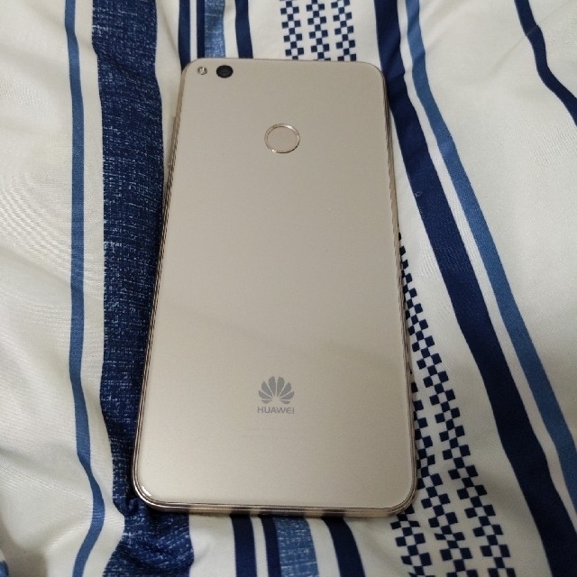 HUAWEI(ファーウェイ)のHUAWEI nova lite ゴールド スマホ/家電/カメラのスマートフォン/携帯電話(スマートフォン本体)の商品写真