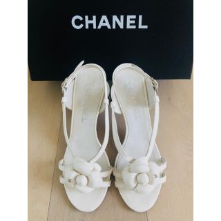 シャネル(CHANEL)のシャネル カメリア ココマーク ストラップサンダル アイボリー 23.5cm(サンダル)