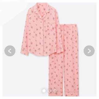 ユニクロ(UNIQLO)のユニクロ レーヨンプリントパジャマ M 花柄 長袖 上下セットピンク(パジャマ)