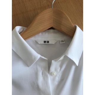 ユニクロ(UNIQLO)のユニクロ　レーヨンブラウス（長袖）白　S レディース (シャツ/ブラウス(長袖/七分))