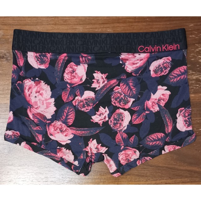 Calvin Klein(カルバンクライン)のカルバンクライン　新品　メンズ　ボクサーパンツ(フラワー/ブラックM) メンズのアンダーウェア(ボクサーパンツ)の商品写真