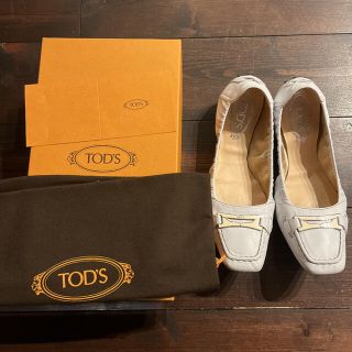 トッズ(TOD'S)のトッズ☆ホワイト　ドライビングシューズ　サイズ9 1/2(スリッポン/モカシン)