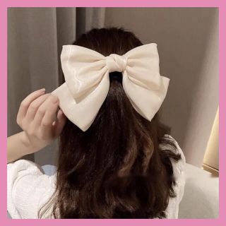 ビッグリボン　リボンバレッタ　オフホワイト　ヘアアクセサリー　大きいリボン　韓国(バレッタ/ヘアクリップ)