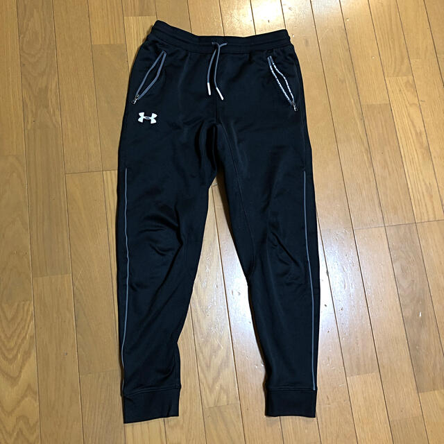 UNDER ARMOUR(アンダーアーマー)のアンダーアーマ  トレーニングパンツ黒150 キッズ/ベビー/マタニティのキッズ服男の子用(90cm~)(パンツ/スパッツ)の商品写真