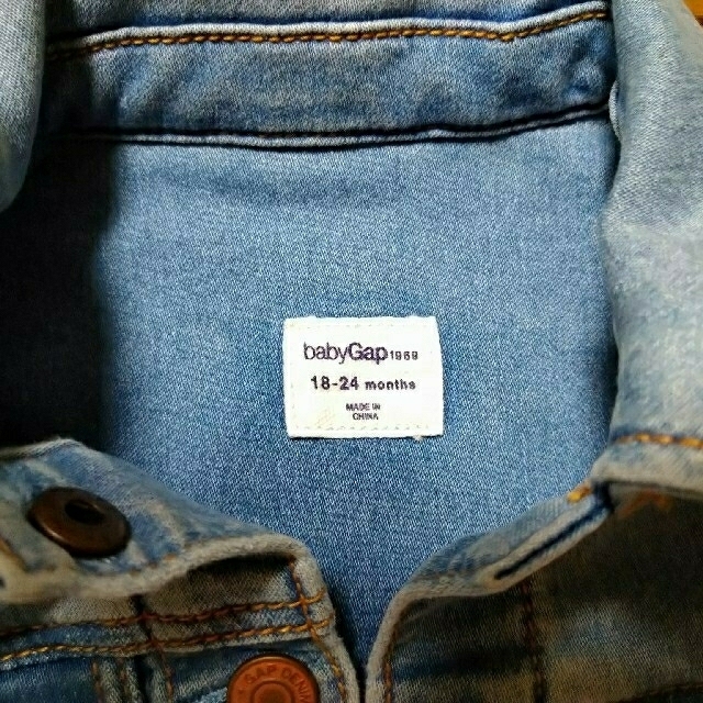 babyGAP(ベビーギャップ)の《美品》babyGAP デニムジャケット　90cm 18～24ヶ月　[即購入可〕 キッズ/ベビー/マタニティのキッズ服女の子用(90cm~)(ジャケット/上着)の商品写真