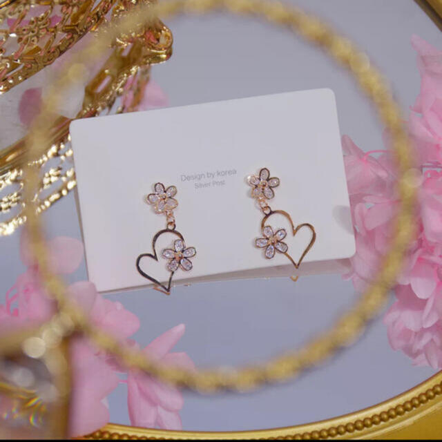 AHKAH(アーカー)のcrystal &heart flower⚪︎real gold14 18k レディースのアクセサリー(ピアス)の商品写真