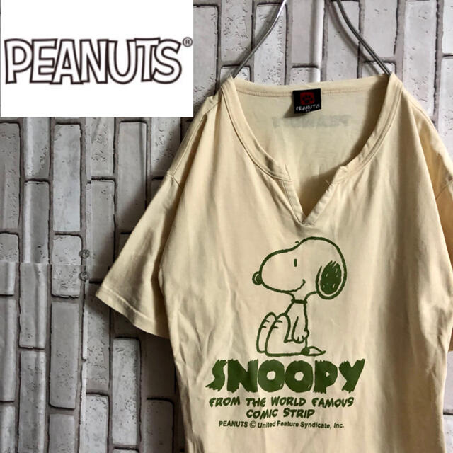 PEANUTS(ピーナッツ)のスヌーピー　Ｖネック　Tシャツ　ピーナッツ　前後袖ロゴ　美品 メンズのトップス(Tシャツ/カットソー(半袖/袖なし))の商品写真