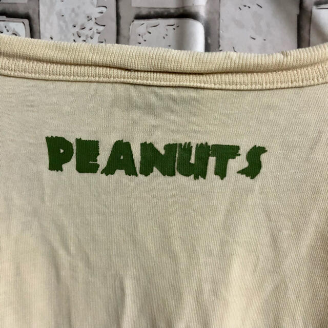 PEANUTS(ピーナッツ)のスヌーピー　Ｖネック　Tシャツ　ピーナッツ　前後袖ロゴ　美品 メンズのトップス(Tシャツ/カットソー(半袖/袖なし))の商品写真