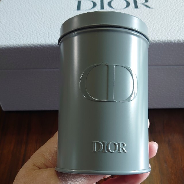 Dior(ディオール)のDiorノベルティー缶 エンタメ/ホビーのコレクション(ノベルティグッズ)の商品写真