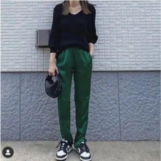 ザラ(ZARA)のZARA サテンスリットパンツ　完売　グリーン　xs(カジュアルパンツ)