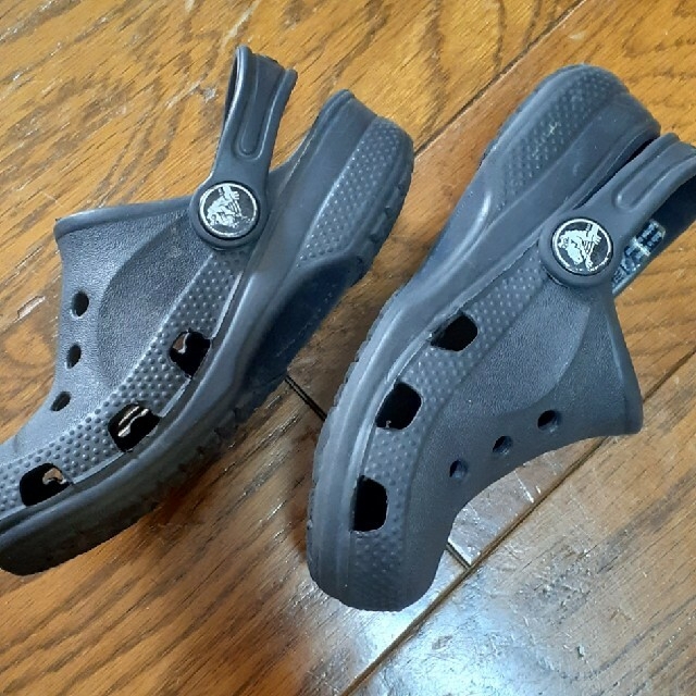 crocs(クロックス)のクロックス☆黒、8、9、１歳～2歳頃。中古 キッズ/ベビー/マタニティのベビー靴/シューズ(~14cm)(サンダル)の商品写真