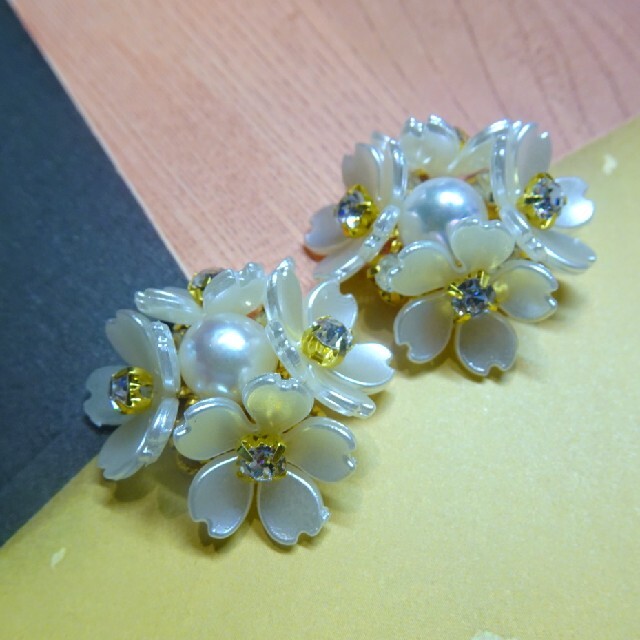 ハンドメイドピアス/イヤリング　アコヤ真珠と白い花束 ハンドメイドのアクセサリー(イヤリング)の商品写真