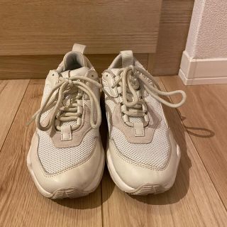 ヒョナ着用　PUMA スニーカー