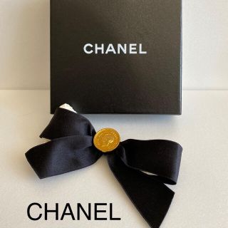 シャネル(CHANEL)のレア 未使用 CHANEL シャネル リボン ブローチ メダル ヴィンテージ(ブローチ/コサージュ)