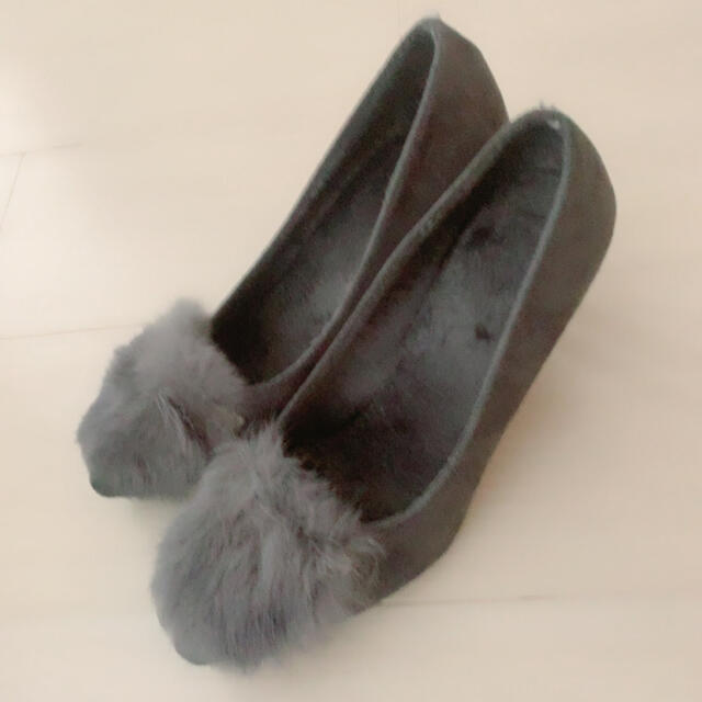 ピンヒール スエード×ファー グレー パンプス レディースの靴/シューズ(ハイヒール/パンプス)の商品写真