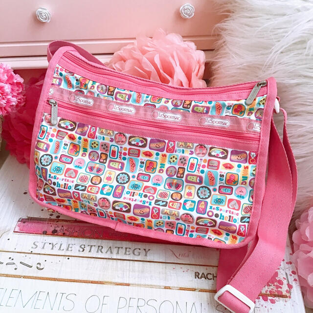 LeSportsac(レスポートサック)のレスポ　斜めがけバック　レッスンバック　ピンク　子供用 キッズ/ベビー/マタニティのこども用バッグ(レッスンバッグ)の商品写真