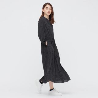 ユニクロ(UNIQLO)のユニクロ/プリントドローストリングロングワンピース　ネイビー　Mサイズ(ロングワンピース/マキシワンピース)