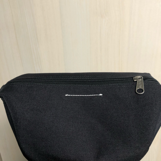 MM6(エムエムシックス)のMM6 Maison Margiela × EASTPAK バムバッグ 黒白 レディースのバッグ(ボディバッグ/ウエストポーチ)の商品写真