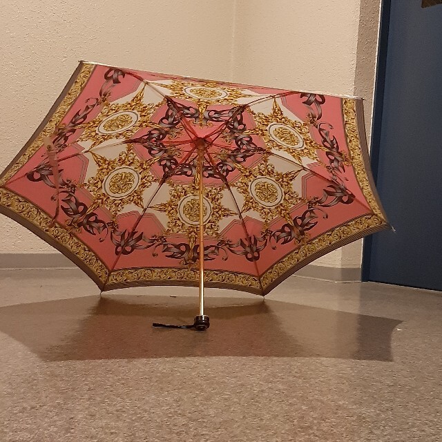 VERSACE(ヴェルサーチ)のヴェルサーチ　折り畳み傘 レディースのファッション小物(傘)の商品写真