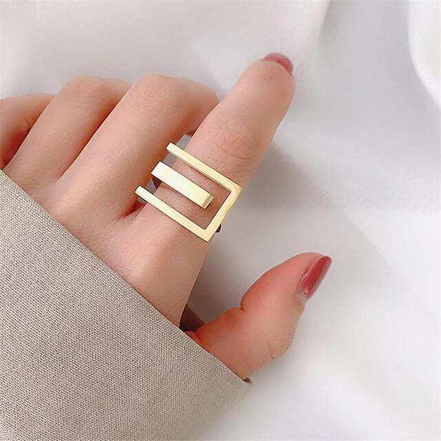 ☆新作商品☆韓国デザイン ゴールドリング☆指輪 フリーサイズ レディースのアクセサリー(リング(指輪))の商品写真