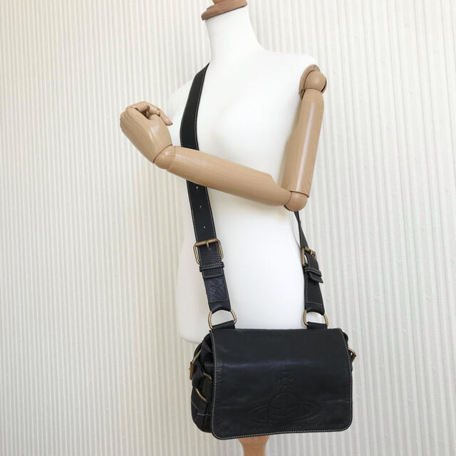 美品✨ヴィヴィアンウエストウッド ショルダーバッグ レザー オーブ 型押し 黒 美品✨ヴィヴィアンウエストウッド ショルダーバッグ レザー オーブ 型押し 黒