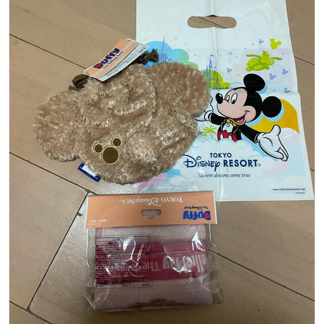 Disney(ディズニー)のダッフィー巾着　シェリーメイタオルハンカチ　セット　新品 エンタメ/ホビーのおもちゃ/ぬいぐるみ(キャラクターグッズ)の商品写真