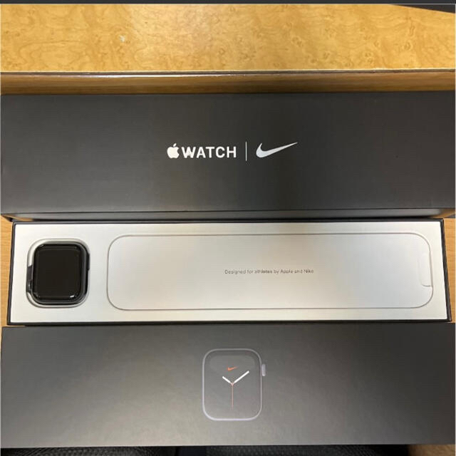 スマートウォッチ美品 Apple Watch5 40mm NIKE 新品カバーケース付き